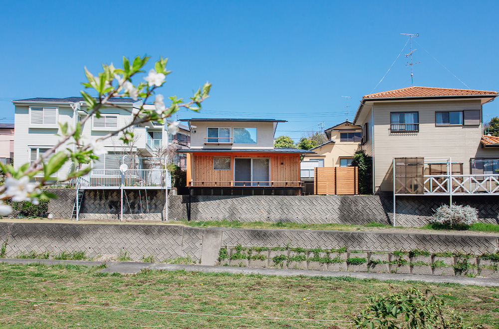 川沿いの緑までも取り込んで活かす“浮緑の家”