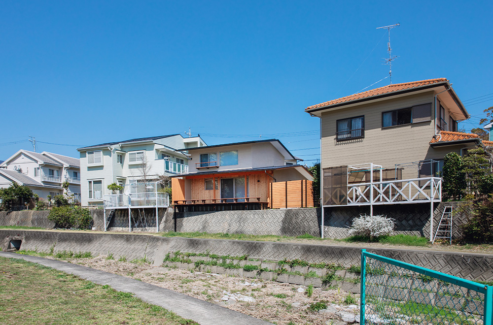 川沿いにせり出すように立つことで窓からの絶景を創る