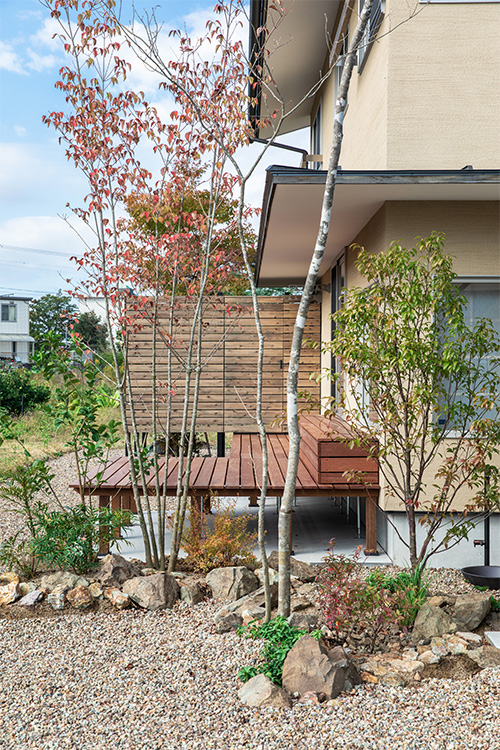 植栽はウッドデッキの目隠しの役割も果たす