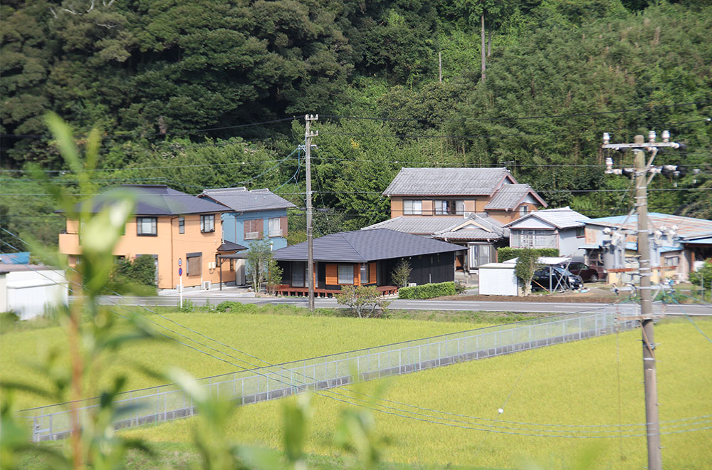 一見個性的に見えるが、しっかりと風景の一部になる意匠性