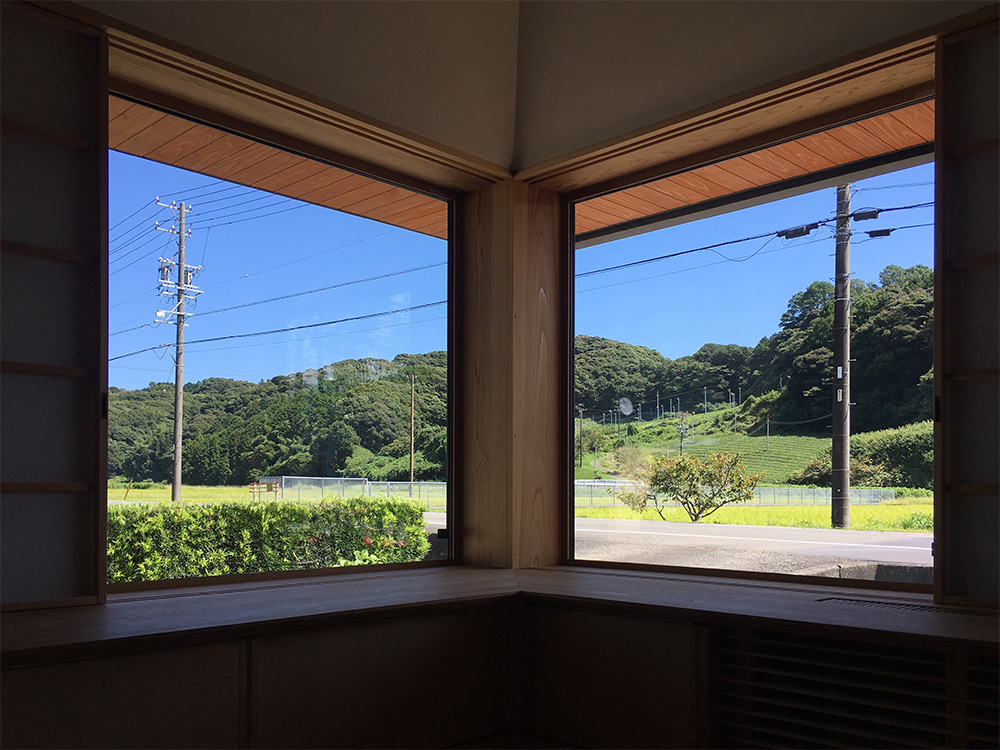 コーナーベンチに座って障子を開ければ山の風景を臨むことができる