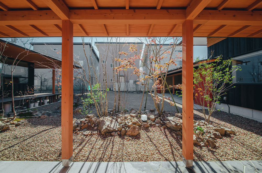 往来は庭の築山と植栽を眺めつつ