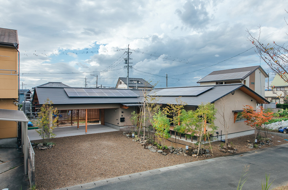 Ｌ字型の切妻屋根とビルトインガレージを備えた、暮らしやすい住まい