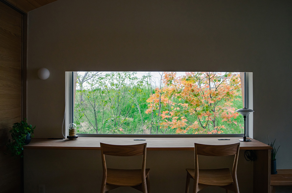 カウンターからは桜並木の景色そのものが楽しめる