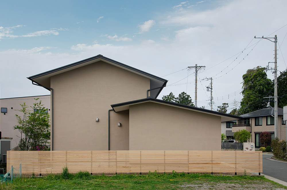 北面に生活道路を見下ろす瀟洒なデザインの住まい